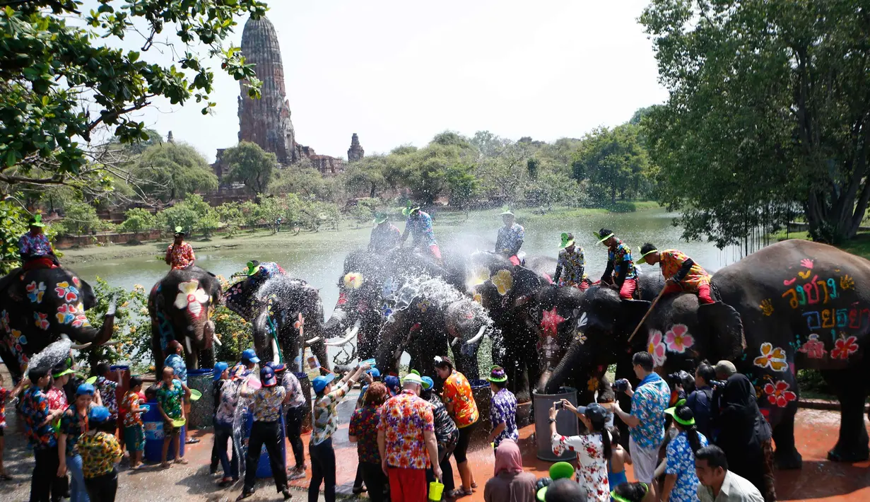 Suasana perayaan festival air Songkran di provinsi Ayutthaya, utara Bangkok, Thailand, (11/4). Festival Songkran digelar untuk merayakan Tahun Baru Thailand yang dimulai pada 13 April. (AP Photo/Sakchai Lalit)