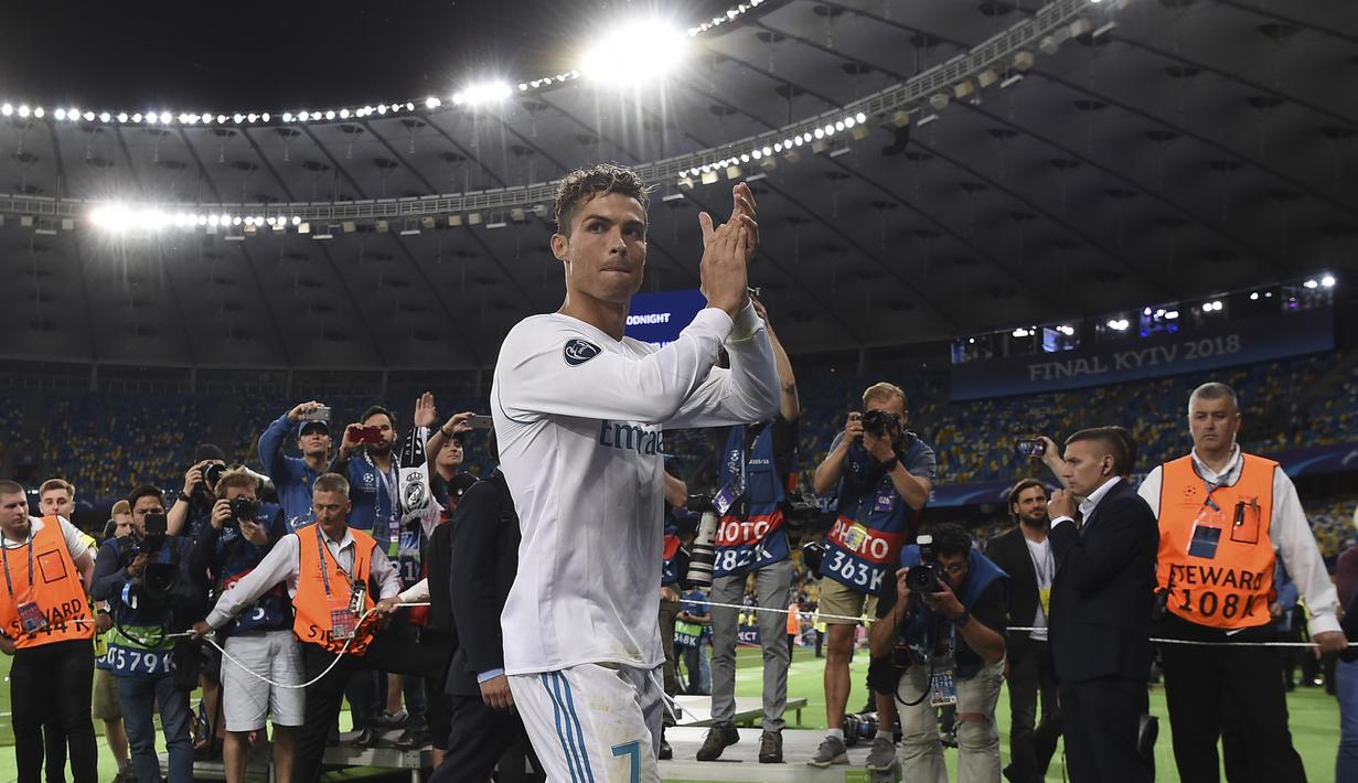 Bintang Real Madrid, Cristiano Ronaldo, menyapa suporter usai meraih juara Liga Champions di Stadion Olympic, Kiev, Minggu (26/5/2018). CR 7 mengakhiri kebersamaan sembilan tahun bersama Madrid untuk hijrah ke Juventus. (AFP/Paul Ellis)