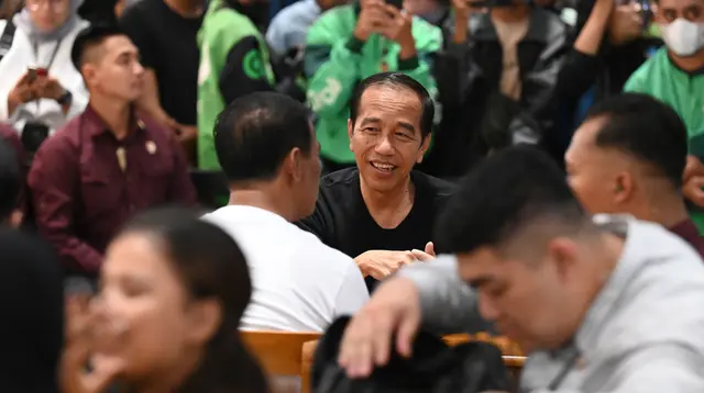 Presiden Joko Widodo (Jokowi) menikmati santap malam di salah satu warung mi di Kota Mataram, Selasa (30/4) (Istimewa)