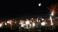 Kembang api meledak di atas langit kota Wina pada malam pergantian tahun di Austria, Minggu (1/1). Sebagian besar negara merayakan datangnya tahun baru 2017 dengan pesta kembang api. (REUTERS/Leonhard Foeger)