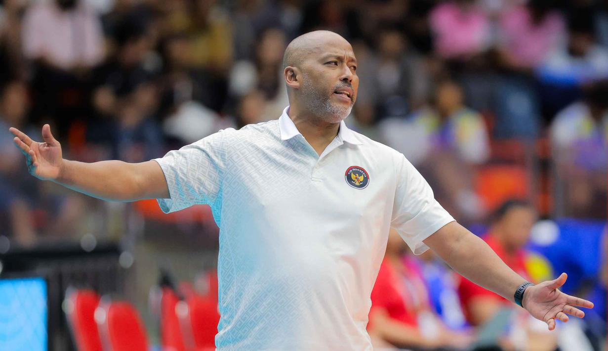 Di set kedua, performa tim voli putri Indonesia sempat menurun. Kondisi tersebut dimanfaatkan Filipina untuk menang jauh dengan skor 25-13 sekaligus menyamakan kedudukan. Tampak dalam foto, pelatih tim voli putri Indonesia, Marcos Sugiyama, saat memimpin anak asuhnya melawan Filipina pada laga final SEA Games 2025 di Indoor Stadium Huamark, Bangkok, Thailand, Senin (15/12/2025). (Bola.com/Bagaskara Lazuardi)