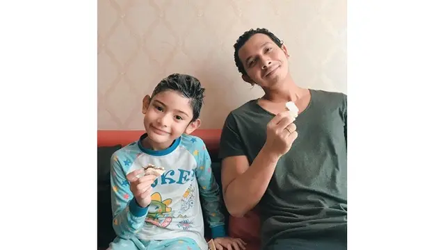7 Potret Keakraban Sonny Septian dan King Faaz Arafiq, Kompak Banget