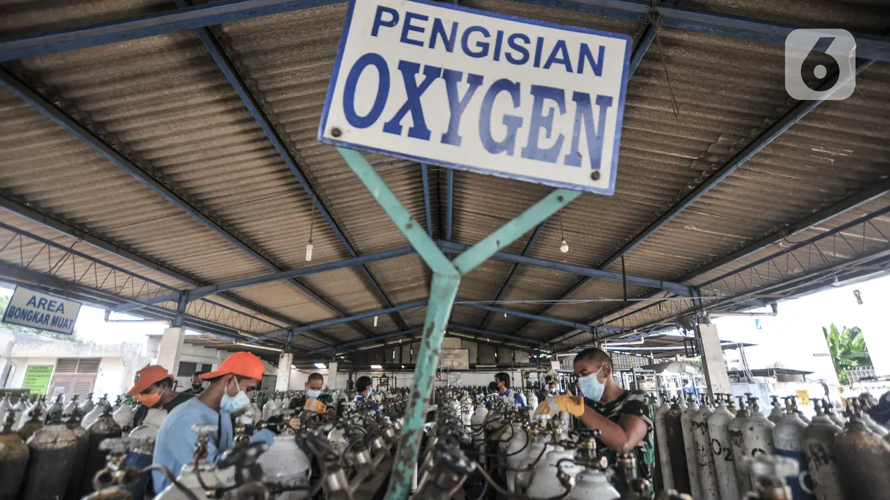 Aksi Petugas Berjibaku Demi Distribusikan Oksigen ke RS Covid-19