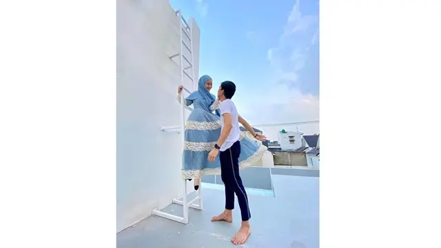 6 Momen Dinda Hauw Difoto Rey Mbayang di Atap Rumah, Hasilnya Keren