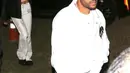 Penyanyi The Weeknd terlihat hadir di Coachella mengenakan jaket dan kaus serba putih. [Foto: IG/evashionma].