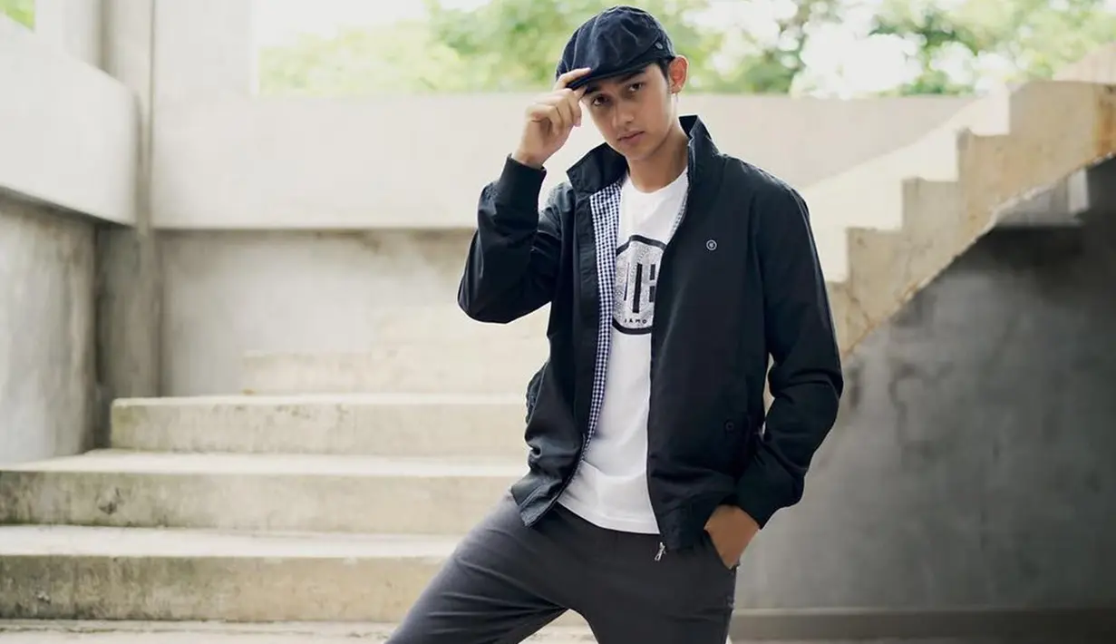 Sering mengenakan kaus, pria kelahiran Jakarta ini beberapa kali memadukannya dengan jaket. Bahkan, pada foto ini Caesar Hito terlihat mengenakan kaus putih dan dipadukan dengan jaket serta topi hitam serta celana berawrna abu-abu. (Liputan6.com/IG/@hitocaesar)