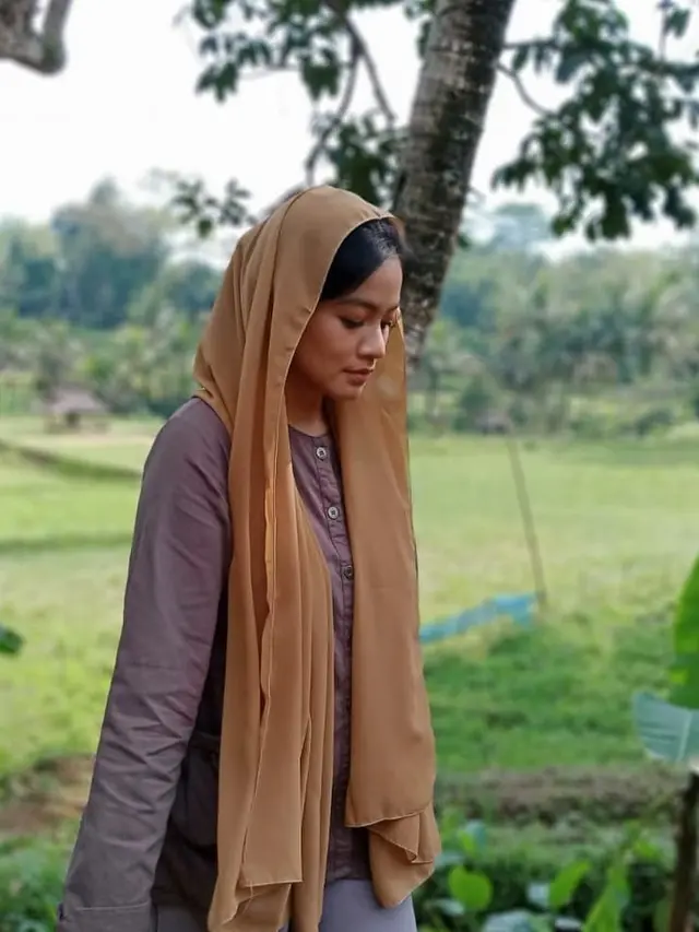 Syuting Makmum 2, Ini 7 Potret Titi Kamal saat Pakai Kerudung
