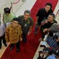 Mendagri Tjahjo Kumolo tiba di Gedung Nusantara, Komplek Parlemen Senayan, Jakarta, Senin (11/5/2015). Pimpinan DPR beserta Komisi II menggelar pertemuan dengan Mendagri guna membahas revisi UU Pilkada dan revisi UU Parpol. (Liputan6.com/Andrian M Tunay)