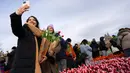 Bunga khas Negeri Kincir Angin ini secara umum menyimbolkan kasih sayang, semangat, dan harapan. Banyak orang yang memberikan hadiah tulip untuk menyampaikan perasaan atau merayakan momen istimewa. (AP Photo/Peter Dejong)