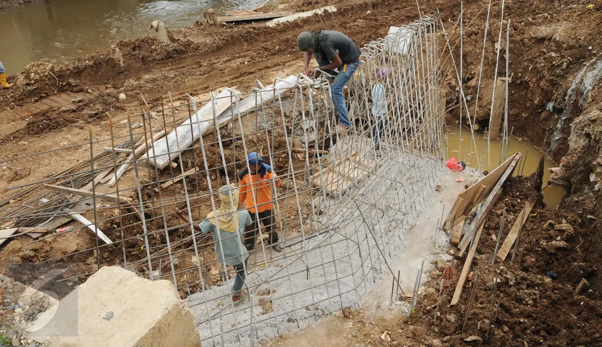 Pekerja menyelesaikan pembangunan jalan Inspeksi di kawasan kali Ciliwung Kalibata, Jakarta, Rabu (30/11). Proyek tersebut selain dapat mempermudah normalisasi sungai serta dapat menjadi alternatif bagi pengguna jalan.  (Liputan6.com/Gempur M Surya)
