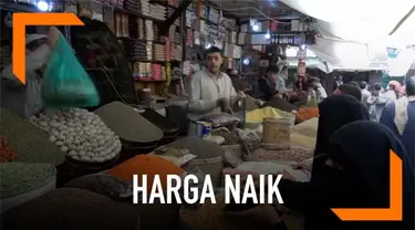 Sejumlah barang mengalami kenaikan harga di pasar Sanaa, Yaman. Akibatnya sebagian warga kelaparan karena tidak mampu membeil barang makanan.