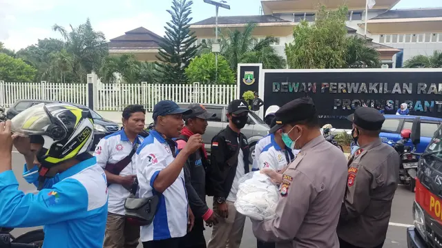 Polres Serkot Bagikan Air Mineral Dan Masker Ke Demonstran. (Rabu, 05/01/2022).