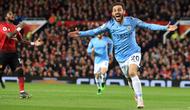 Gelandang Manchester City, Bernardo Silva, berselebrasi setelah mencetak gol ke gawang Manchester United dalam laga lanjutan Liga Inggris di Stadion Old Trafford, Rabu (24/4). Laga Man United vs Man City berakhir dengan kemenangan 2-0 untuk tim asuhan Josep Guardiola. (AP/Jon Super)