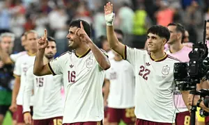 Gelandang Spanyol, Rodri (16), dan bek Pau Cubarsi (22), berselebrasi setelah kemenangan atas Prancis pada semifinal Piala Dunia 2026 di Dallas Stadium, Rabu (15/7/2026) dini hari WIB. (Paul Ellis/AFP)