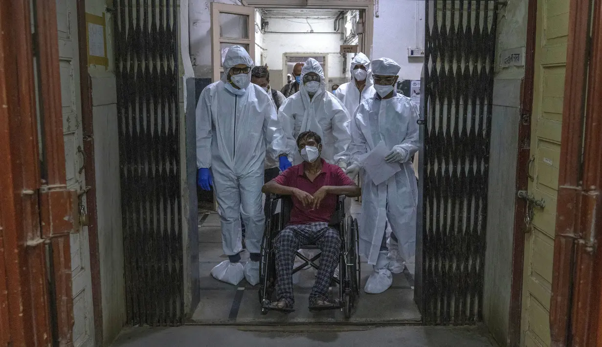 Petugas kesehatan berpartisipasi dalam latihan simulasi COVID-19 di sebuah rumah sakit di Mumbai, India, Senin (10/4/2023). (AP Photo/Rafiq Maqbool)