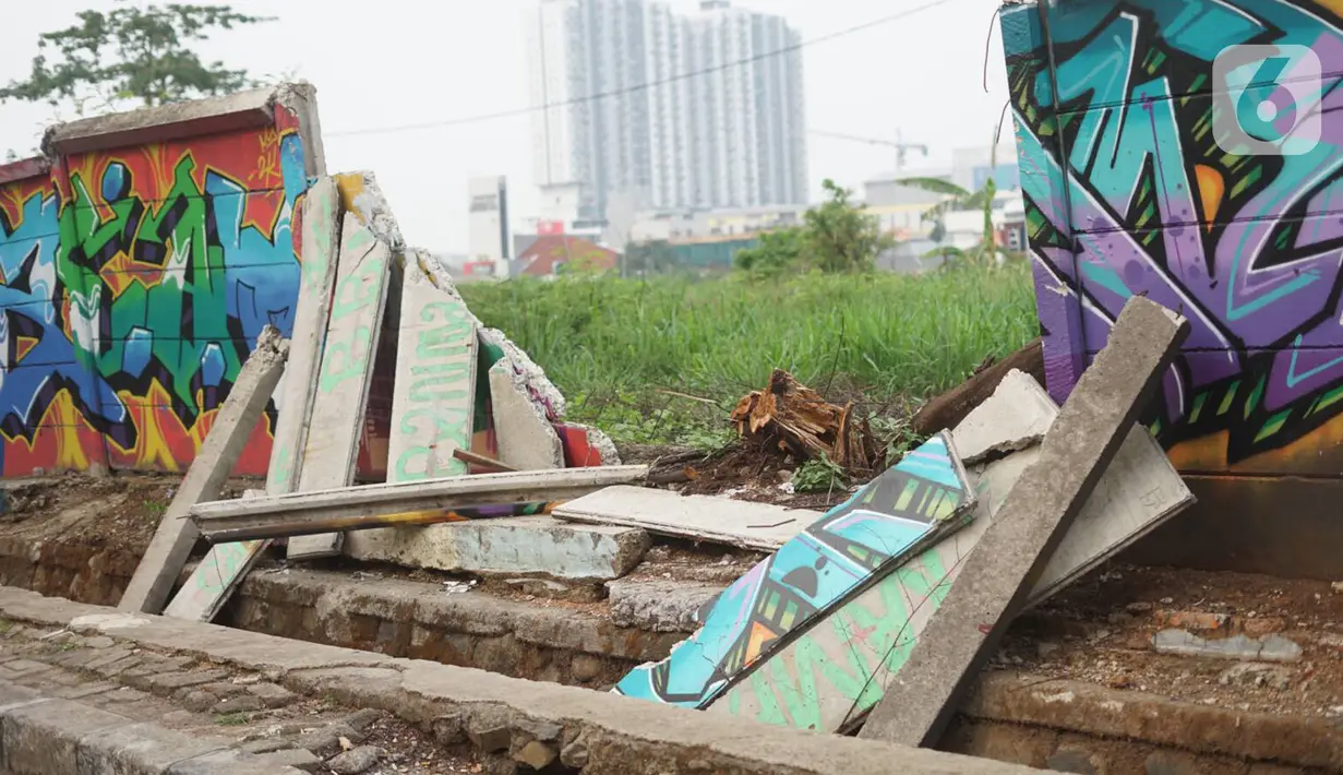 Kondisi tembok Jalan Juanda yang ambruk di kawasan Depok, Jawa Barat, Senin (2/12/2019). Kondisi tembok yang dipenuhi mural tersebut mulai rapuh dan sebagian sisinya telah ambruk serta miring sehingga membahayakan pejalan kaki. (Liputan6.com/Immanuel Antonius)