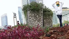 Warga berjalan-jalan di area taman dekat Instalasi Gabion saat CFD di kawasan Bundaran Hotel Indonesia, Jakarta, Minggu (25/8/2019). Instalasi Gabion berdiri di lokasi bekas seni anyaman bambu Getah Getih dan diletakkan bebatuan sebagai penghias. (Liputan6.com/Helmi Fithriansyah)