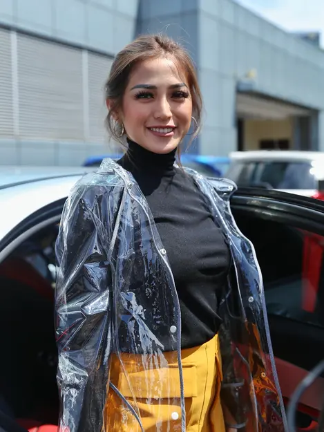 Hamil Di Luar Nikah Jadi Alasan Jessica Iskandar Pergi Ke Amerika Serikat News Entertainment Fimela Com Jessica iskandar atau akrab dipanggil jedar sering muncul di layar kaca dan lebar. hamil di luar nikah jadi alasan jessica