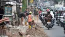 Aktivitas pekerja saat menyelesaikan proyek revitalisasi trotoar di Jalan Tebet Raya, Jakarta, Selasa (5/11/2019). Adanya proyek revitalisasi trotoar di sepanjang Jalan Tebet Raya mengakibatkan kemacetan di kawasan tersebut semakin parah, terlebih saat jam sibuk. (merdeka.com/Iqbal Nugroho)
