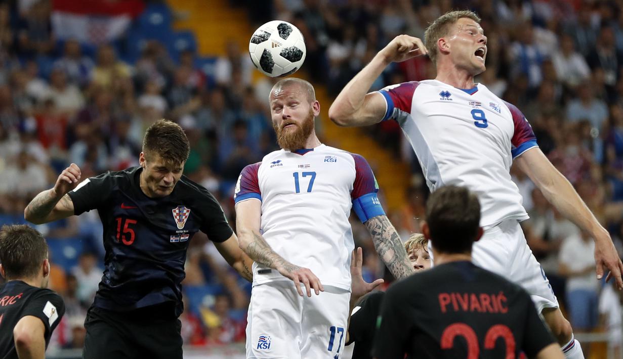 Gelandang Islandia, Aron Gunnarsson, duel udara dengan gelandang Kroasia, Duje Caleta-Car, pada laga grup D Piala Dunia di Rostov Arena, Rostov-on-Don, Selasa (26/6/2018). Kroasia menang 2-1 atas Islandia. (AP/Natacha Pisarenko)