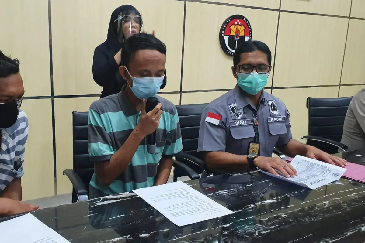 Polisi menangkap pelaku ujaran kebencian soal pos penyekatan Suramadu. (Dian Kurniawan/Liputan6.com)