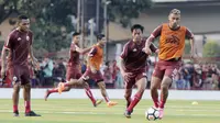 Pemain Persija Jakarta, Bruno Matos, menggiring bola saat latihan di Lapangan Aldiron, Jakarta, Senin (7/1). Sebanyak 29 pemain sudah bergabung dalam latihan perdana tersebut. (Bola.com/M Iqbal Ichsan)