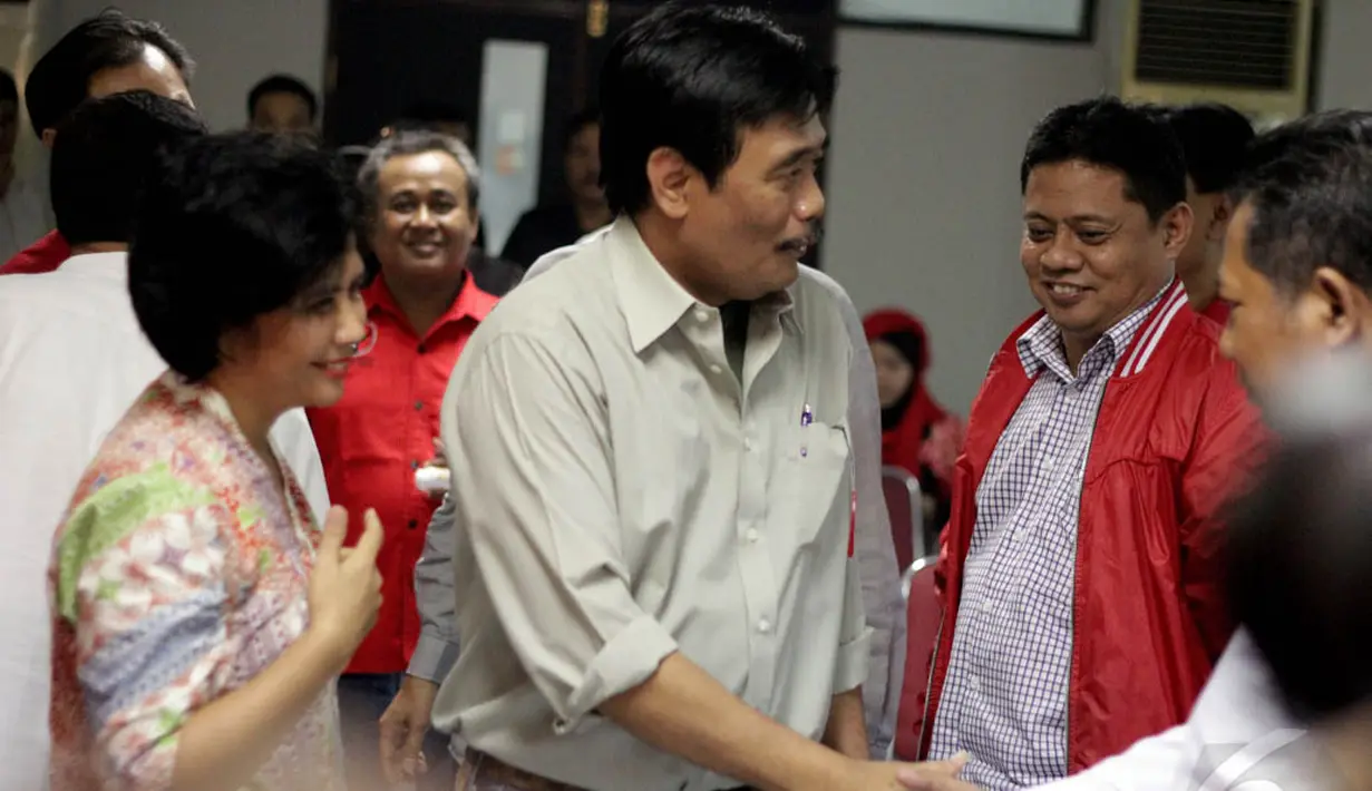 Wakil Gubenur DKI Jakarta Djarot Saiful Hidayat menyalami kader PDIP saat menghadiri acara Konsolidasi persiapan menjelang Kongres PDIP 2015 di kantor DPD PDIP Jakarta, Selasa (6/1/2015). (Liputan6.com/Faizal Fanani)