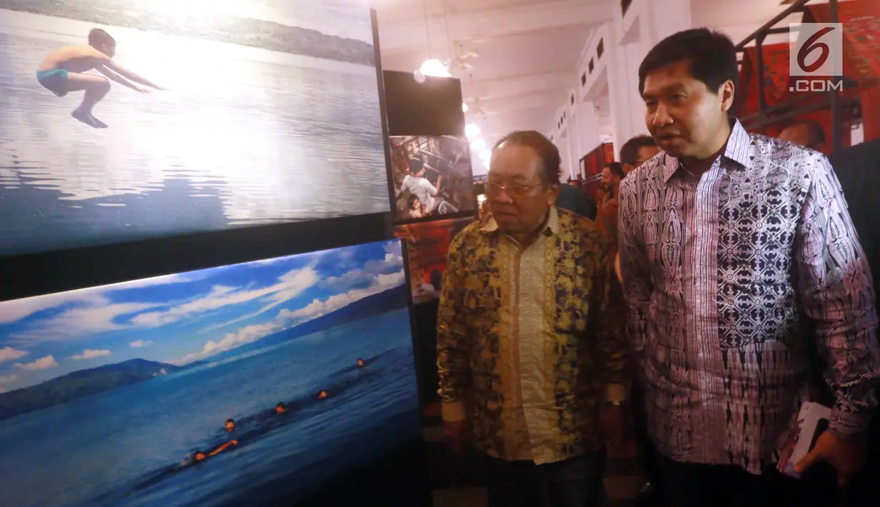 Anggota DPR RI Komisi XI Maruarar Sirait (kanan) didampingi Ketua DPRD Sumatera Utara Wagirin Arman (kiri) meninjau pembukaan pameran Foto Toba Nauli 2017 di Museum Mandiri, Jakarta, Kamis (27/7). (Liputan6.com/Pool)
