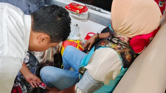 Pemberian Petugas Kesehatan KAI memberikan pertolongan pertama kepada penumpang KA Sritanjung yang mengalami gejala sesak nafas  (Istimewa)