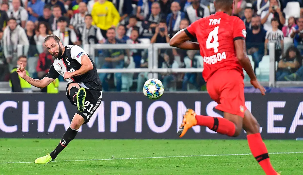Pemain Juventus Gonzalo Higuain melakukan tendangan saat menghadapi Bayer Leverkusen pada matchday kedua Liga Champions di Allianz Stadium, Turin, Italia, Selasa (1/10/2019). Juventus menghajar Bayer Leverkusen 3-0. (Alessandro Di Marco/ANSA via AP)