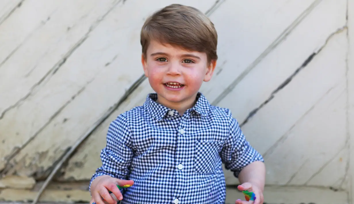 Pangeran Louis saat merayakan ulang tahunnya yang ke-2 di Inggris ( 22/4/2020). Pangeran Louis tampil lucu dengan mengenakan kemeja motif kotak-kotak berwarna biru dan putih di acara tersebut. (The Duchess of Cambridge / Kensington Palace via AP)