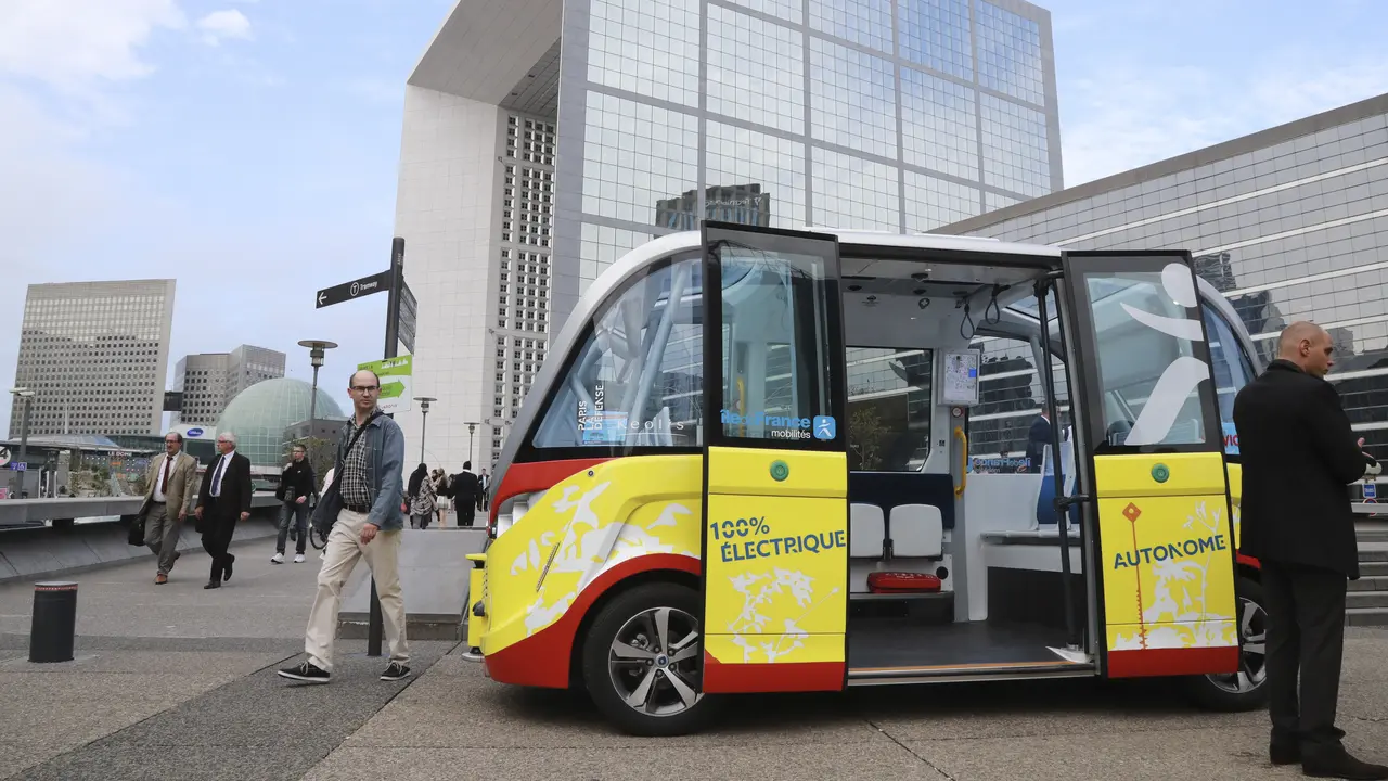 Bus Listrik Tanpa Sopir Resmi Beroperasi di Paris