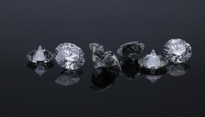 Ilustrasi berlian bening. (dok. Unsplash/Edgar Soto)