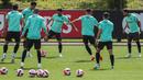 Gelandang timnas Portugal Joao Moutinho (tengah) dan rekan satu timnya mengambil bagian dalam sesi latihan di kamp pelatihan "Cidade do Futebol" Portugal di Oeiras, di pinggiran Lisbon, Sabtu (4/6/2022). Portugal akan menjamu Swiss pada matchday 2 Grup 2 UEFA Nations League A 2022/2023, Senin 6 Juni 2022 dini hari WIB di Estadio Jose Alvalade. (CARLOS COSTA / AFP)