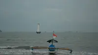 Perahu kecil nelayan pantai selatan Jawa menantang ganasnya Samudera Hindia. (Foto: Liputan6.com/Muhamad Ridlo)