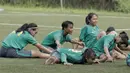 Pemain Timnas wanita Indonesia saat seleksi pemain di Lapangan Sawangan, Depok, Selasa (6/3/2018). 40 pemain mengikuti Seleksi untuk Asian Games dan Piala AFF Wanita 2018. (Bola.com/M Iqbal Ichsan)