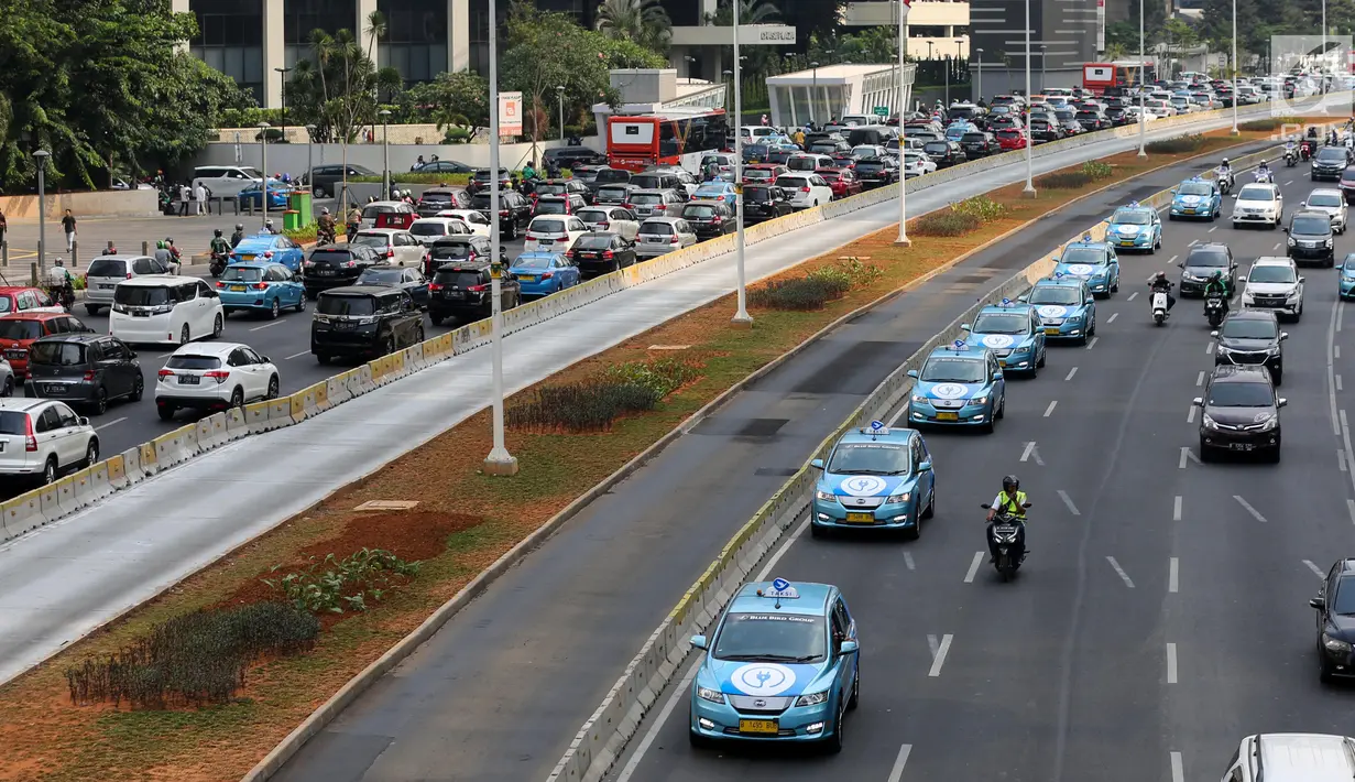 Konvoi taksi listrik jelang jadwal pelaksanaan balap mobil listrik atau Formula E 2020 di kawasan Sudirman, Jakarta, Jumat (20/9/2019). Selain Jakarta, 12 kota di dunia sudah menggelar ajang Formula E. (Liputan6.com/Fery Pradolo)