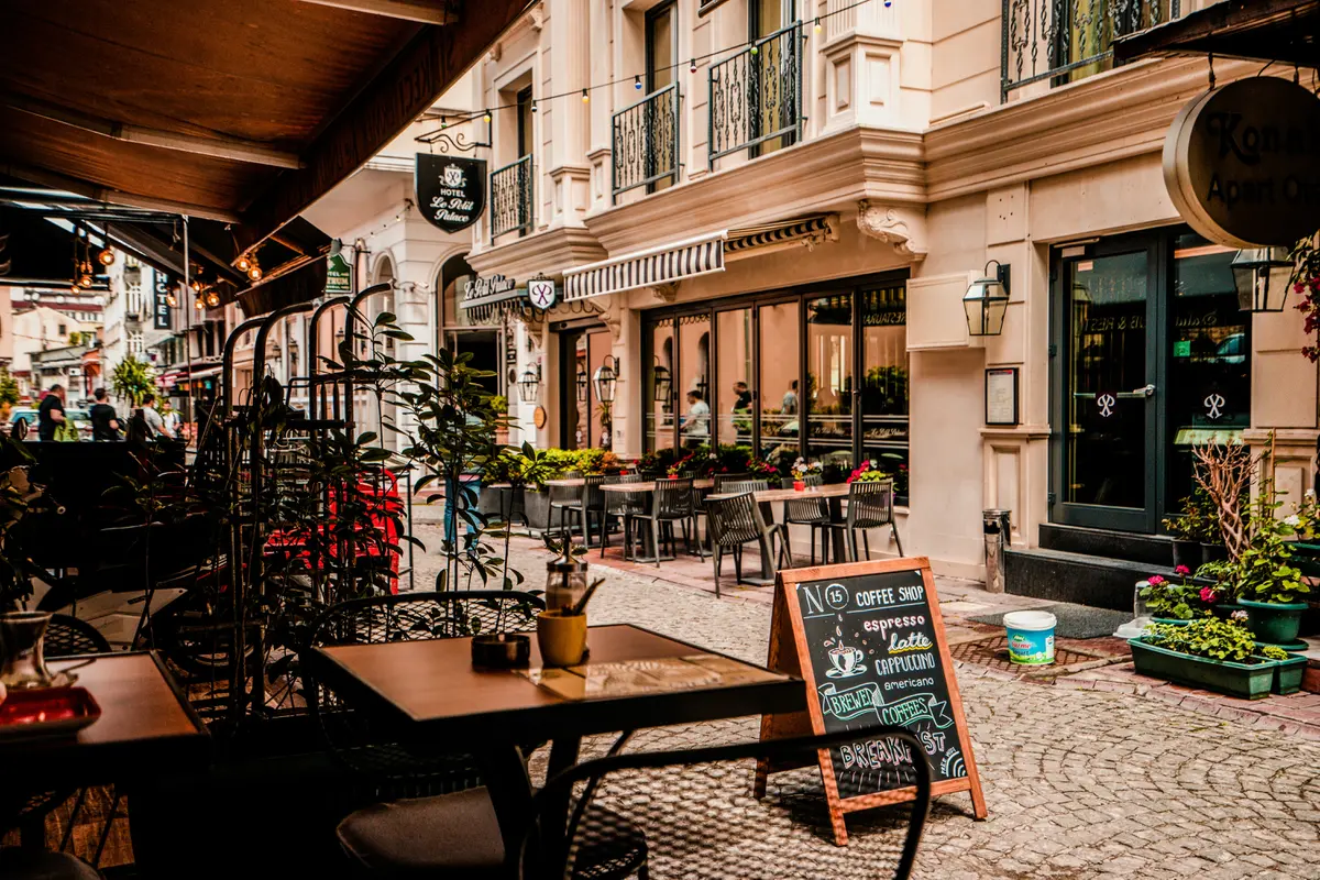 21 Cafe Tertua di Muka Bumi Ini, Bahkan Usianya Lebih dari Lima Abad!