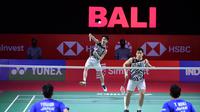 Ganda Putra Indonesia Kevin Sanjaya Sukamuljo dan Marcus Fernaldi Gideon mengembalikan kok ke pasangan Jepang Takuro Hoki dan Yugo Kobayashi pada Indonesia Open 2021 di Nusa Dua, Bali, Minggu (28/11/2021). Kevin/Marcus meraih juara Indonesia Terbuka 2021 usai menang 21-14, 21-21-18. (HUMAS PP PBSI)