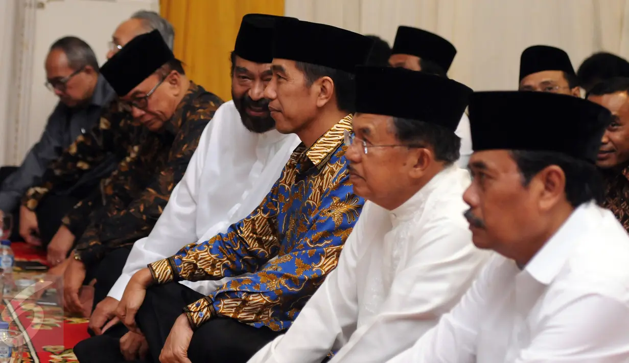 Presiden RI Joko Widodo (ketiga kiri) bersama Ketua Umum DPP Partai Nasdem, Surya Paloh jelang buka puasa bersama Partai Nasdem di Jakarta, Selasa (7/6/2016). Acara juga dihadiri sejumlah menteri kabinet kerja. (Liputan6.com/Helmi Fithriansyah)