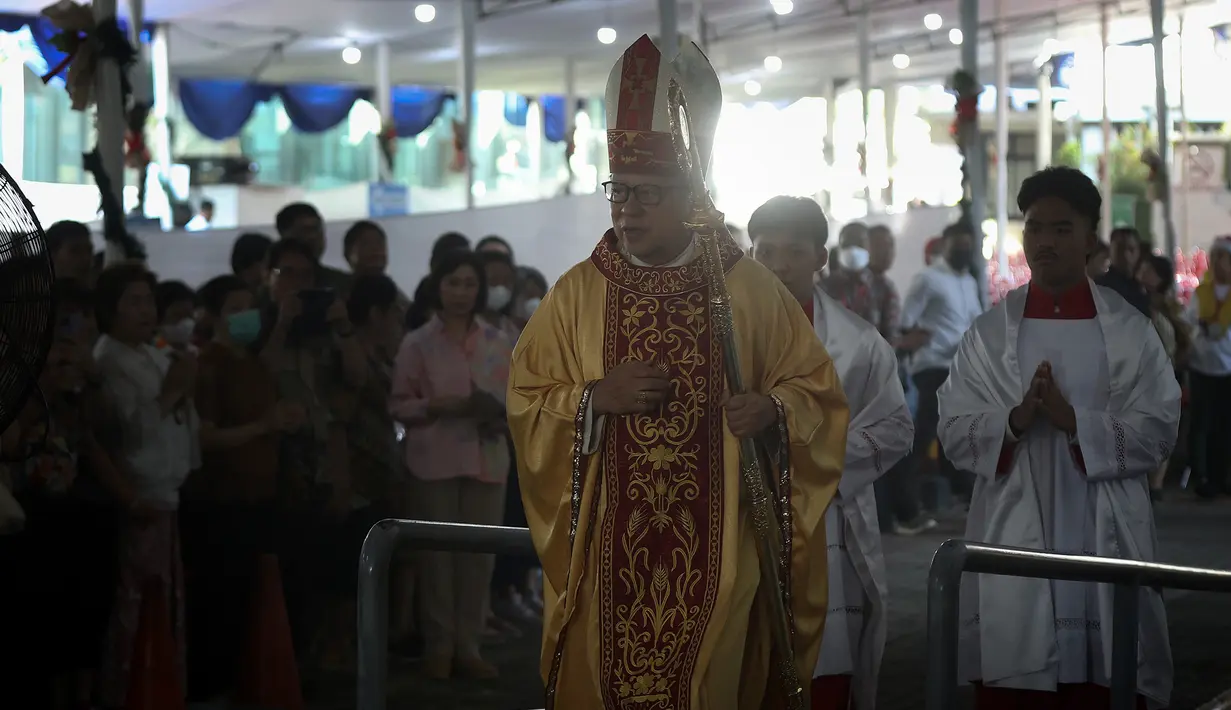 Sebagai informasi, hari ini, Kamis (25/12/2025), Gereja Katedral Jakarta menggelar empat kali misa. Tampak dalam foto, Kardinal Ignatius Suharyo sesaat sebelum memimpin Misa Pontifikal Natal di Gereja Katedral Jakarta, Kamis (25/12/2025). (Kapanlagi.com/Budy Santoso)