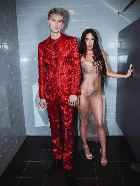 Identik dengan kesan seksi, Meghan Fox tampil mengenakan dress transparan karya Mugler. Menapilkan lekuk tubuhnya dengan sempurna. (Foto: Meghan Fox)