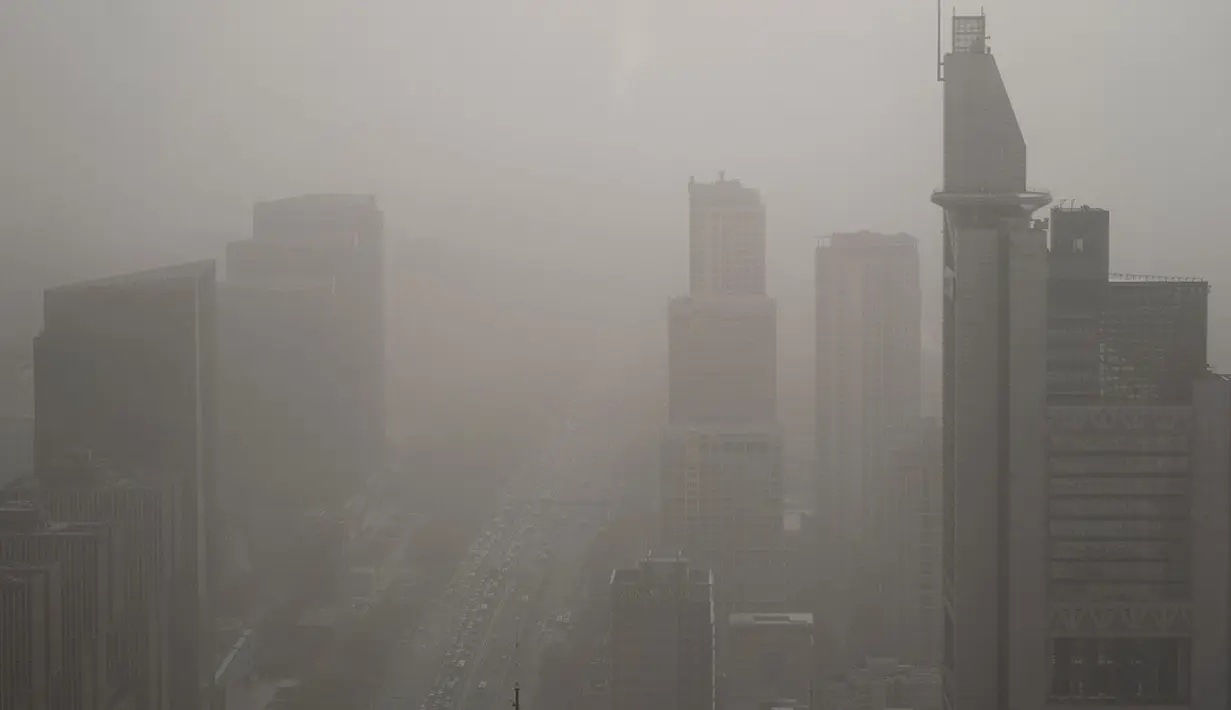 <p>Prakiraan cuaca China telah memberi tahu warga tentang bahaya pernapasan dan jarak pandang yang sangat rendah saat bepergian. (AP Photo/Mark Schiefelbein)</p>