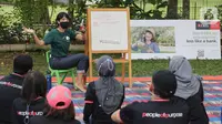 Co-Founder Kebun Kumara, Siti Soraya Cassandra memberikan paparan kepada sejumlah karyawan Bank DBS Indonesia pada program Kompos Kolektif yang merupakan bagian dari People of Purpose di Kebun Kumara, Tangerang (05/08/2022). (Liputan6.com/Fery Pradolo)