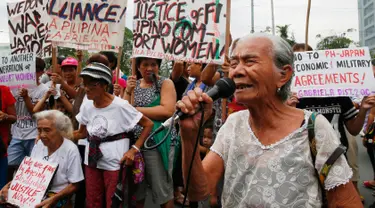 Sejumlah wanita lanjut usia menggelar aksi di depan Kedutaan Jepang di Pasai, Filipina, Kamis (12/1). Para wanita tersebut adalah mantan budak seks tentara Jepang pada Perang Dunia II. (AP Photo/Bullit Marquez)