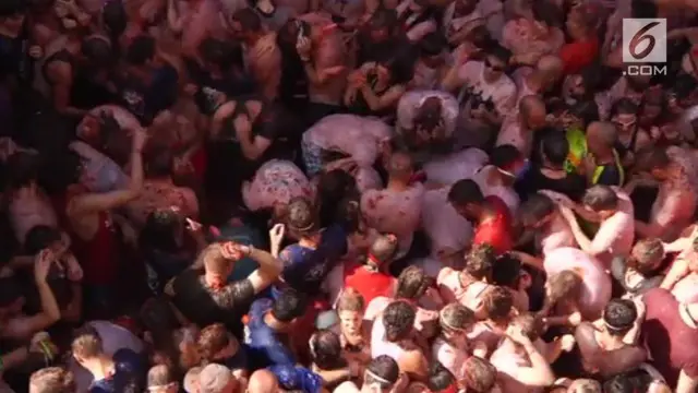 Ribuan orang rela basah kuyup saat mengikuti festival 'La Tomatina' yang berlangsung di Spanyol.