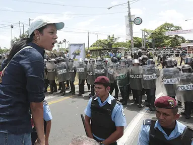 Seorang wanita pendukung oposisi meneriakkan slogan-slogan menentang Presiden Nikaragua, Daniel Ortega, di depan Dewan Pemilihan Agung (CSE) Managua , Nikaragua, (8/7/ 2015). Mereka berdemonstrasi untuk menuntut pemilu yang adil. (REUTERS/Oswaldo Rivas)