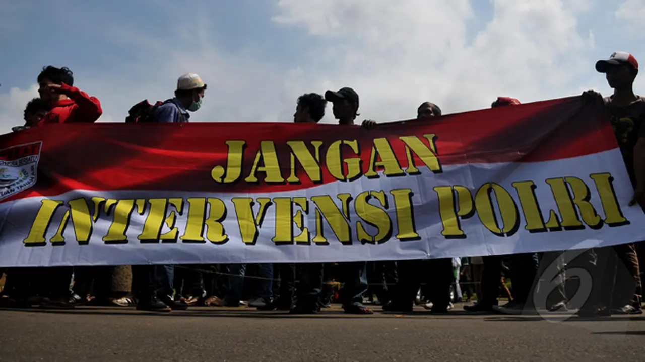 5 Kurcaci Ikut Demo Bela Polisi