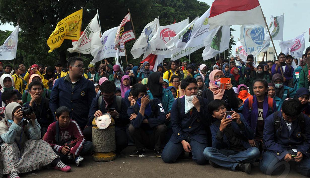 Mahasiswa Gelar Teatrikal Tolak Harga BBM Naik di Depan ...