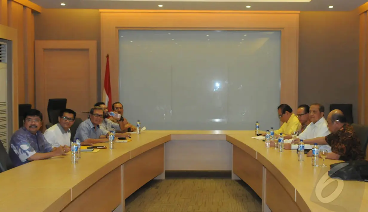 Para kader Golkar yang dipercaya menjadi tim perundingan kubu Aburizal Bakrie dan Agung Laksono saat pertemuan juru runding Islah di Jakarta, Selasa (23/12/2014). (Liputan6.com/Herman Zakharia)